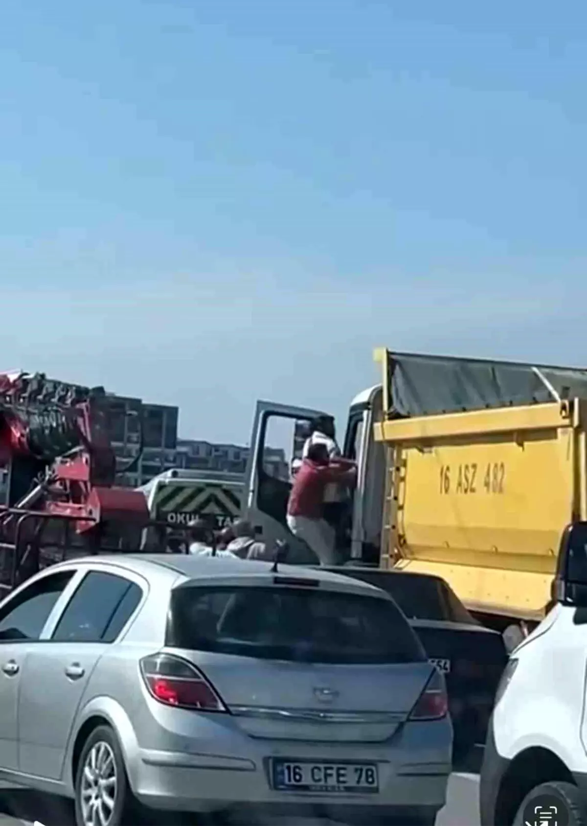 Bursa'da Yol Verme Tartışması Kavgaya Dönüştü