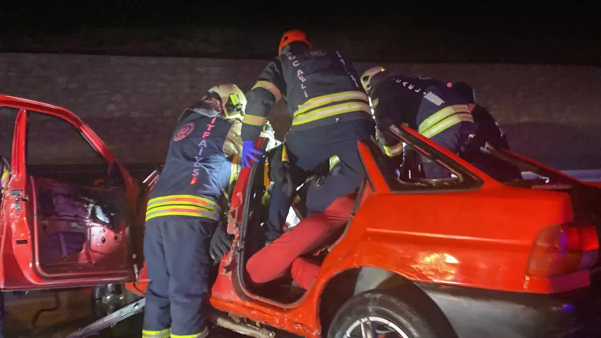 Kocaeli'de otomobil bariyere çarptı: 2 kişi hayatını kaybetti