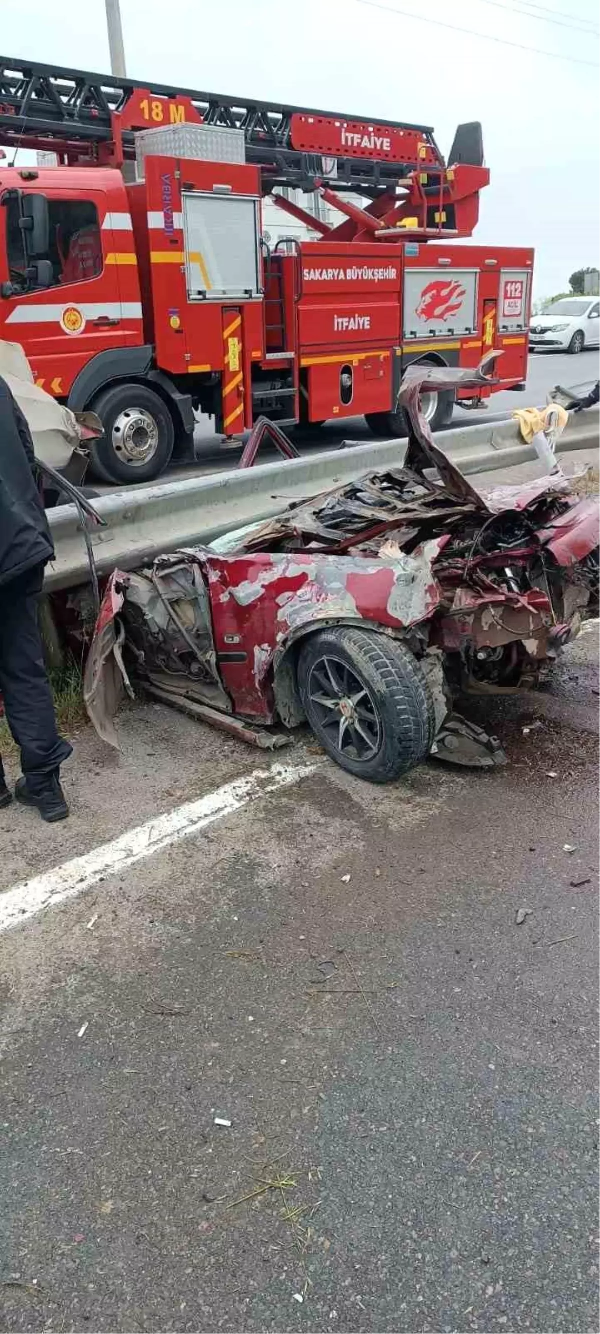 Sakarya'da Kontrolden Çıkan Otomobil Bariyerlere Saplandı: 2 Yaralı
