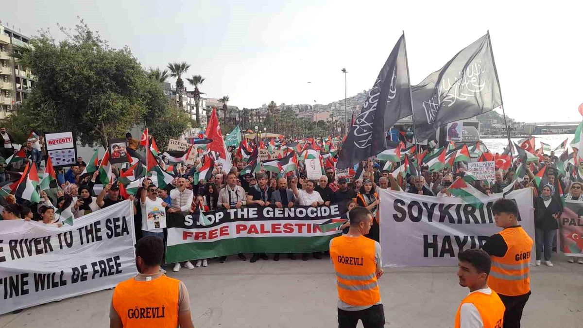 Kuşadası'nda Gazze İçin Yürüyüş Düzenlendi