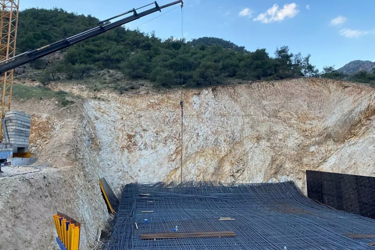Manisa'da hızlı tren viyadük inşaatında demirler çöktü! 9 işçi yaralandı