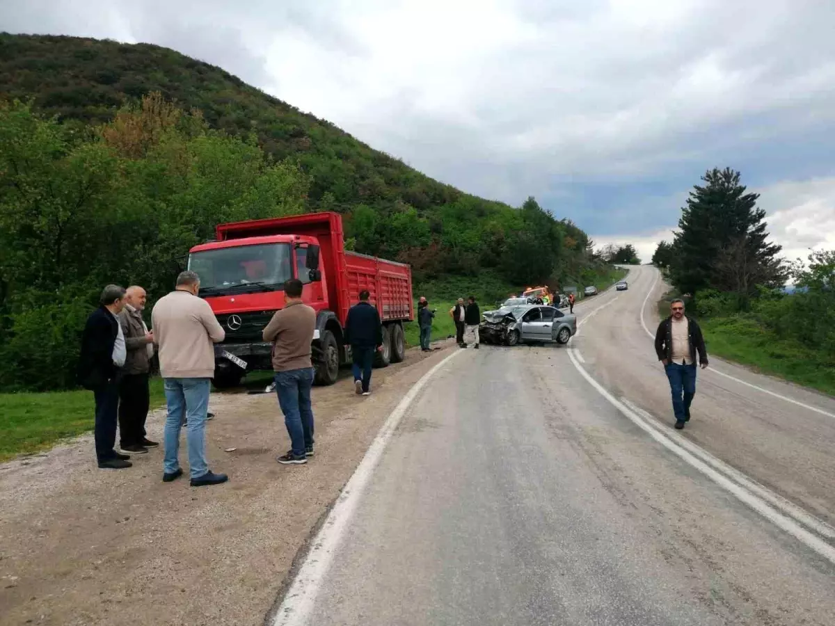 Tokat'ta Otomobil ile Kamyonet Çarpıştı: 1 Ölü, 1 Yaralı