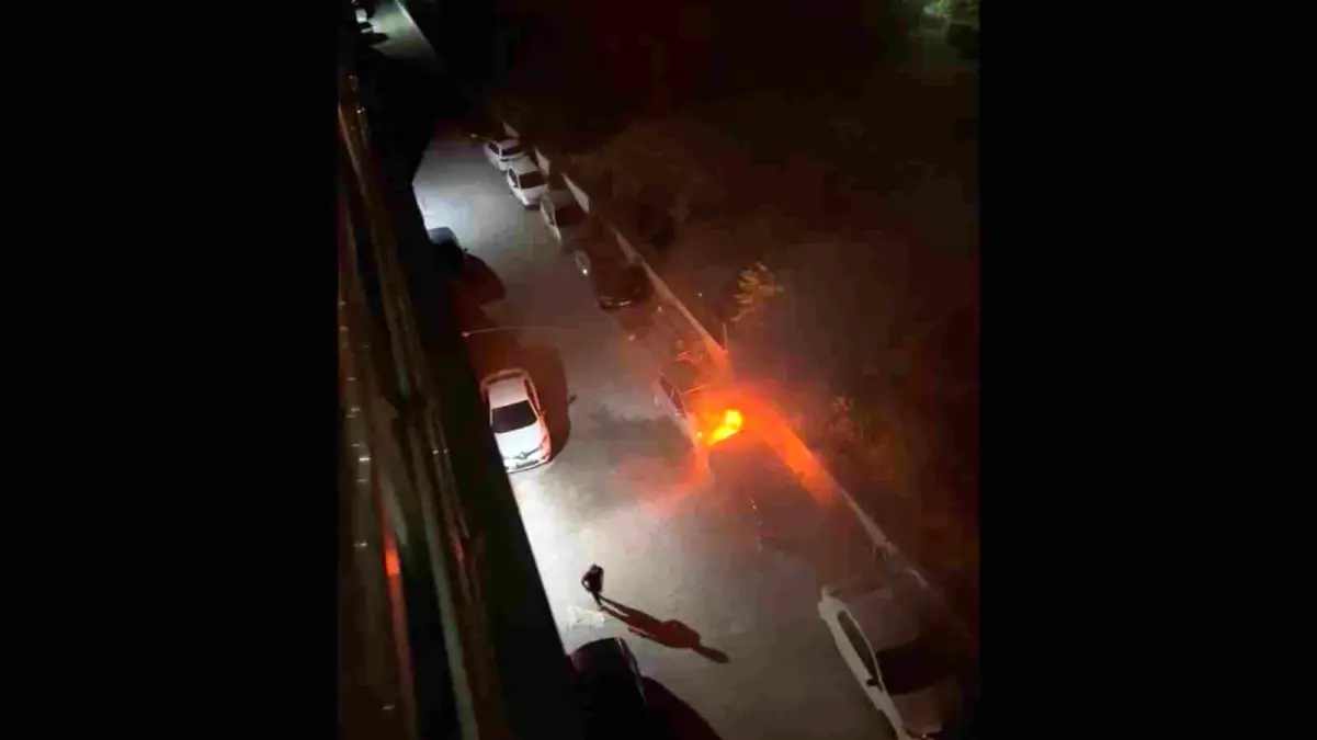 Hatay'da Park Halindeki Otomobilde Yangın