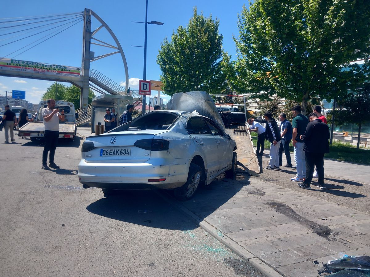 Diyarbakır'da Otomobil Kaza Yaptı, Sürücü Hastaneye Kaldırıldı