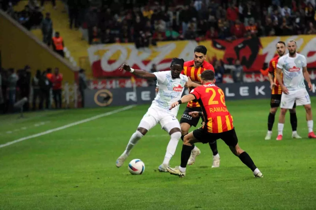 Kayserispor, Çaykur Rizespor'u 1-0 Önde Geçti