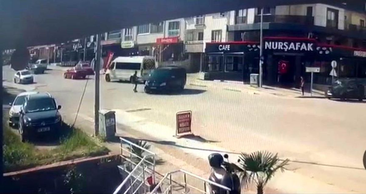 Bursa'da Park Halindeki Minibüs Kendiliğinden Hareket Etti!