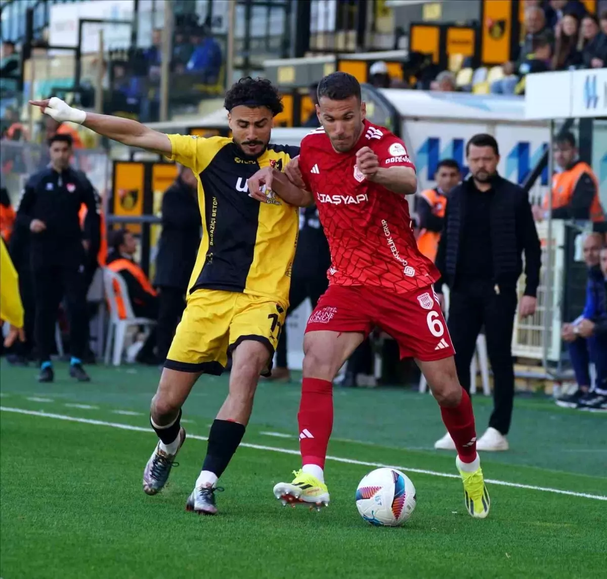 İstanbulspor, Pendikspor'u 5-2 Yenerek Öne Geçti