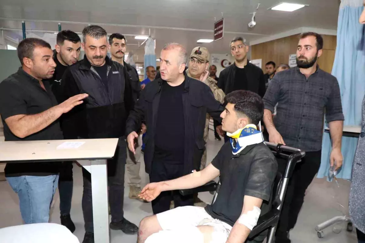 Elazığ'daki Midibüs Kazasında Yaralıları Ziyaret Eden Vali Hatipoğlu