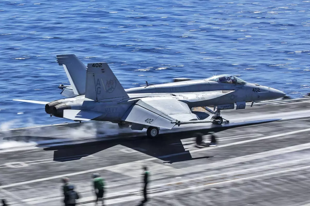 ABD'ye ait bir FA-18E tipi savaş uçağı denize düştü