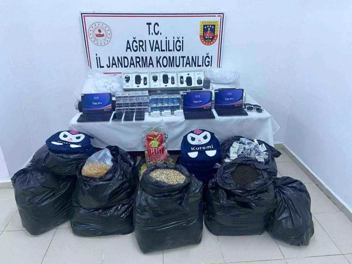 Ağrı'da Gümrük Kaçağı Malzeme Operasyonu: 4 Gözaltı