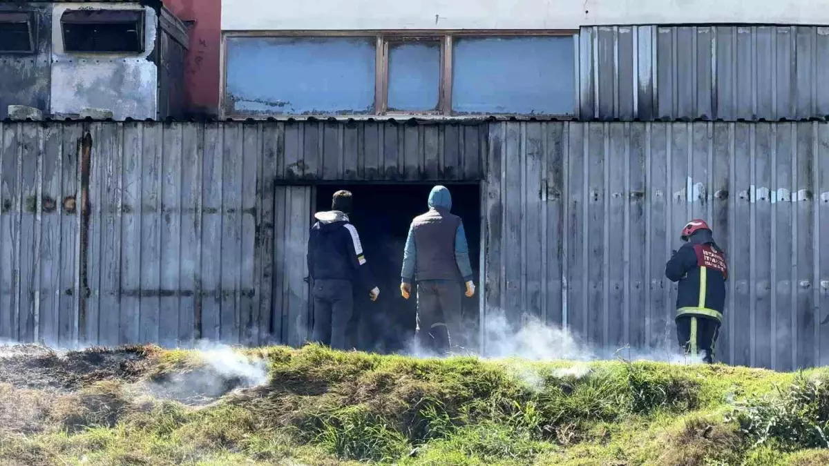 Arnavutköy'de Fabrika Deposunda Yangın)