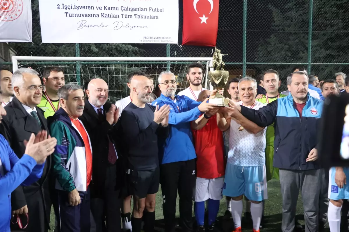 Bakan Işıkhan, 1 Mayıs Emek ve Dayanışma Futbol Turnuvası'na Katıldı