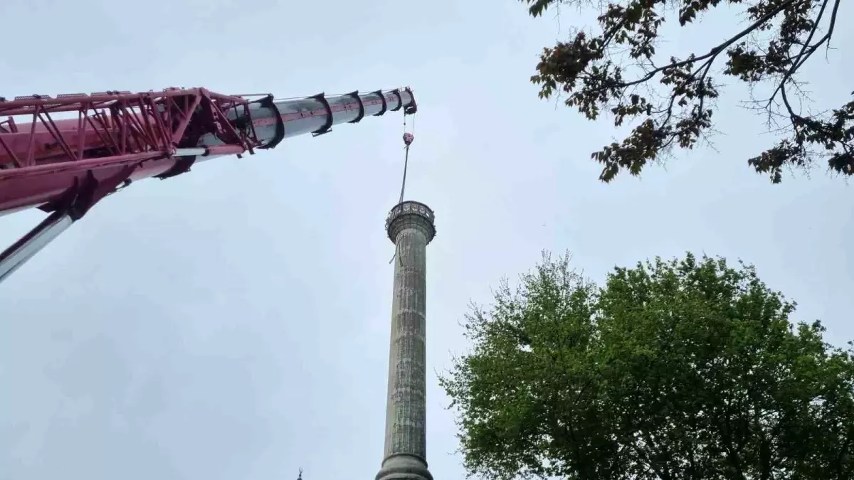 Beylikdüzü'nde Deprem Sonrası Cami Minaresinin Yıkımına Başlandı