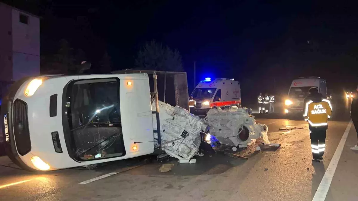Burdur'da Tekne Motoru Yüklü Kamyonet Devrildi: 2 Yaralı