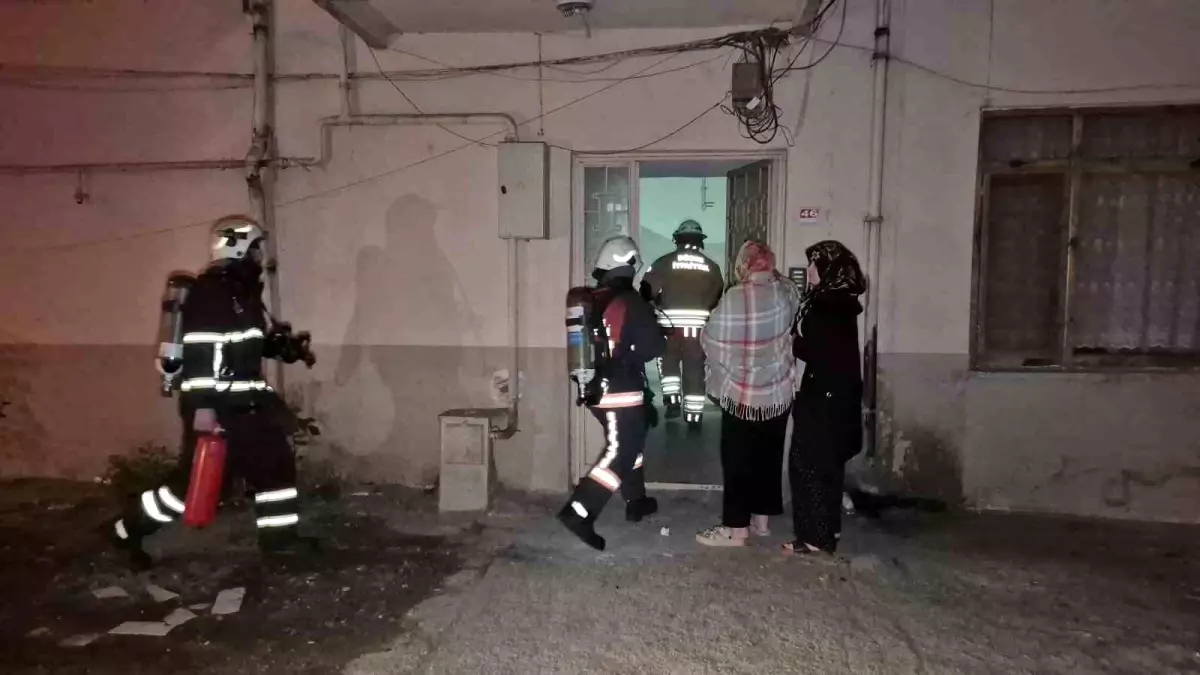 Düzce'de 4 Katlı Binanın Çatısında Yangın Çıktı