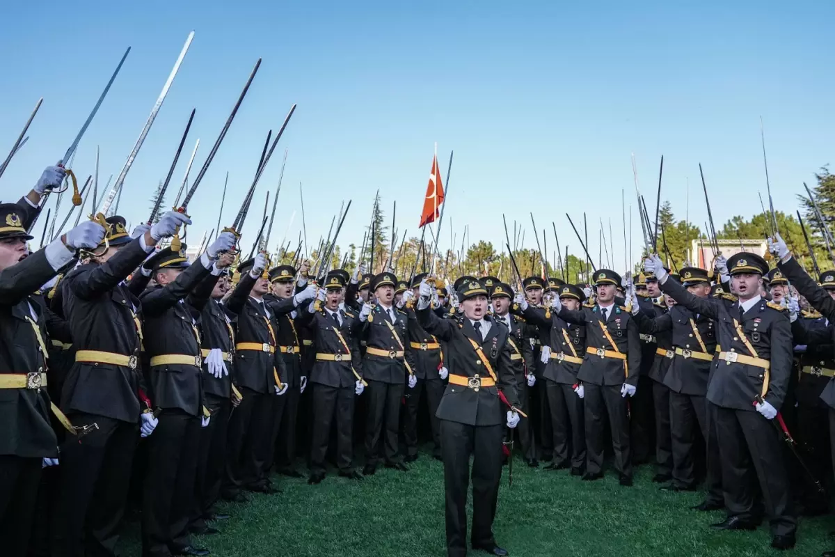 CHP, ihraç edilen teğmenlerin tazminatını ödeyecek
