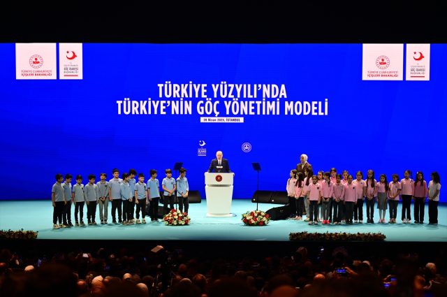 Cumhurbaşkanı Erdoğan: Türkiye'de 4 milyon 33 bin göçmen var Cumhurbaşkanı Erdoğan: Türkiye'de 4 milyon 33 bin göçmen var