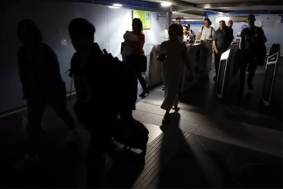 İspanya ve Portekiz'de Elektrik Kesintisi Yolcuları Mağdur Etti