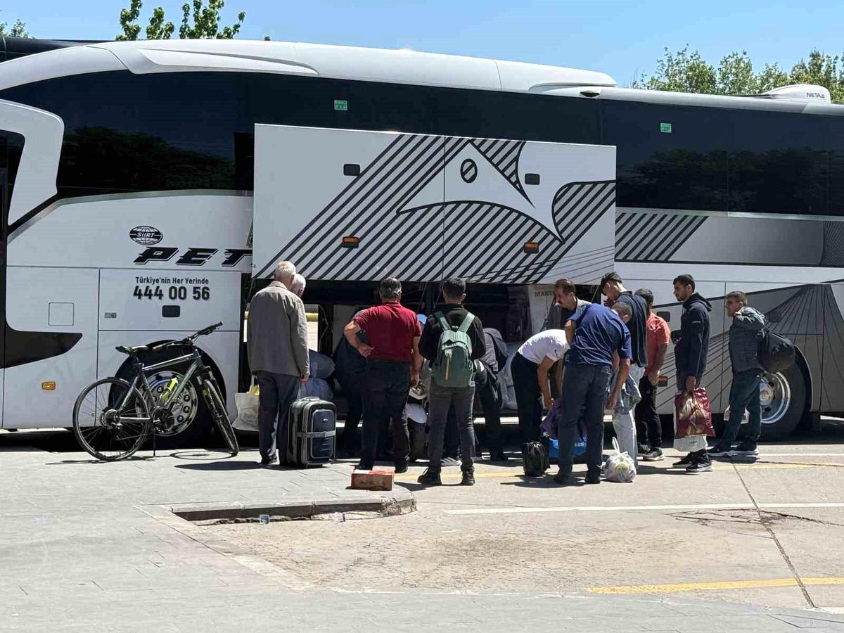 İstanbul'daki Deprem Sonrası Vatandaşlar Şehri Terk Ediyor