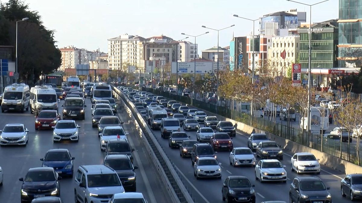 İstanbul'da Trafik Yoğunluğu Hafta İçin Başladı