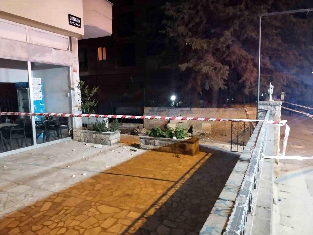 Kadıköy'de Balkon Çöktü, Panik Yaşandı