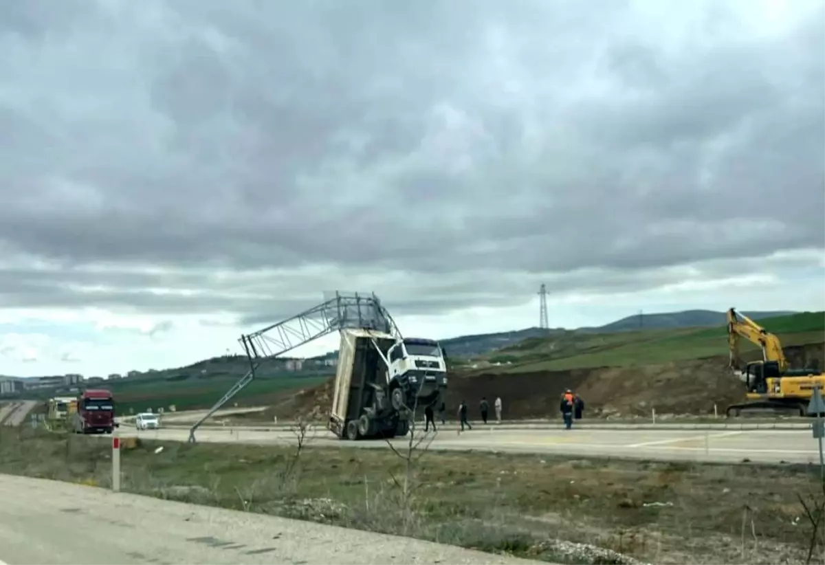 Kaman'da Rüzgarın Etkisiyle Kamyon Eğilen Tabelaya Takıldı