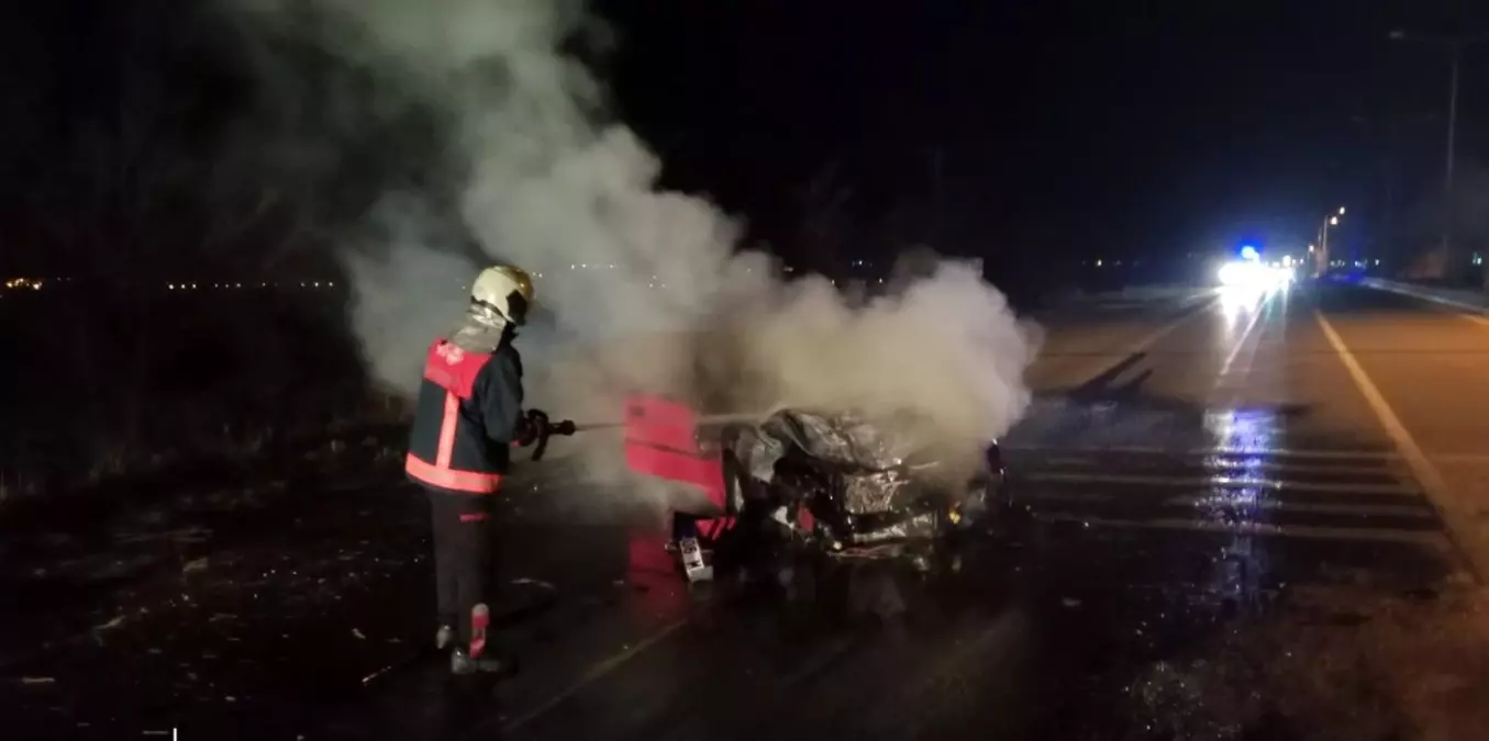 Van'da Kaza Sonrası Yanan Otomobile İtfaiye Müdahale Etti