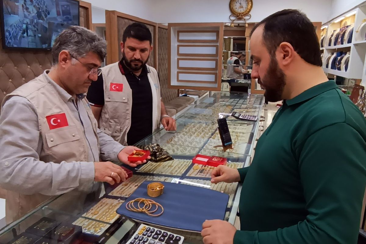 Kendisine mehir olarak takılan altınları Gazze'ye bağışladı