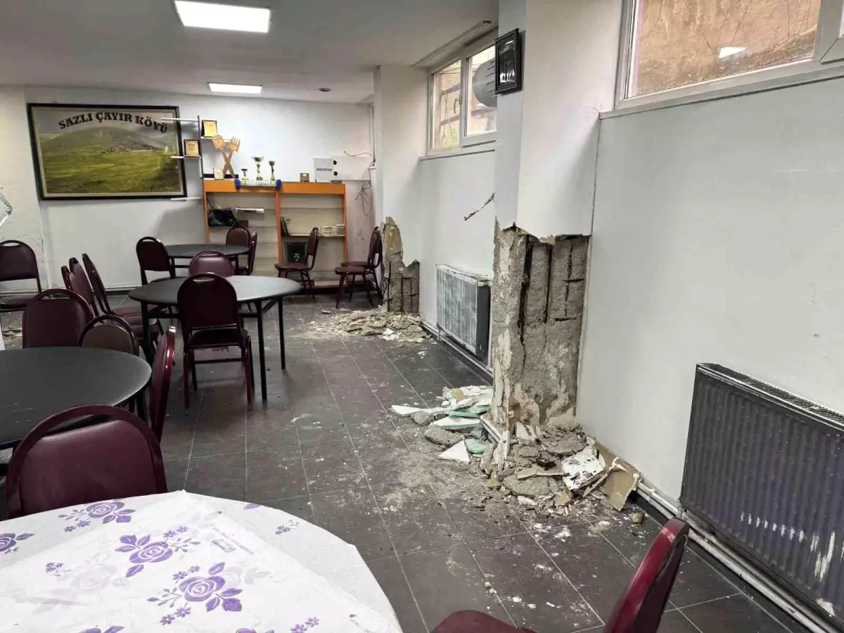 Küçükçekmece'deki Apartmanda Deprem Sonrası Şok Hasar