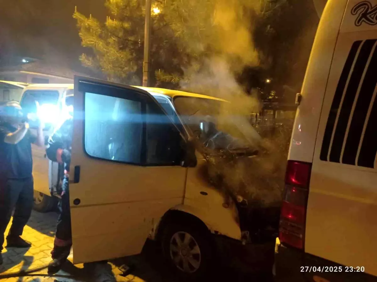 Malatya'da Park Halindeki Araçta Yangın Çıktı