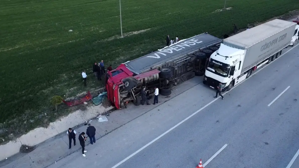 Afyonkarahisar'da Tır Kazası: 25 Ton Mandalina Ziyan Oldu