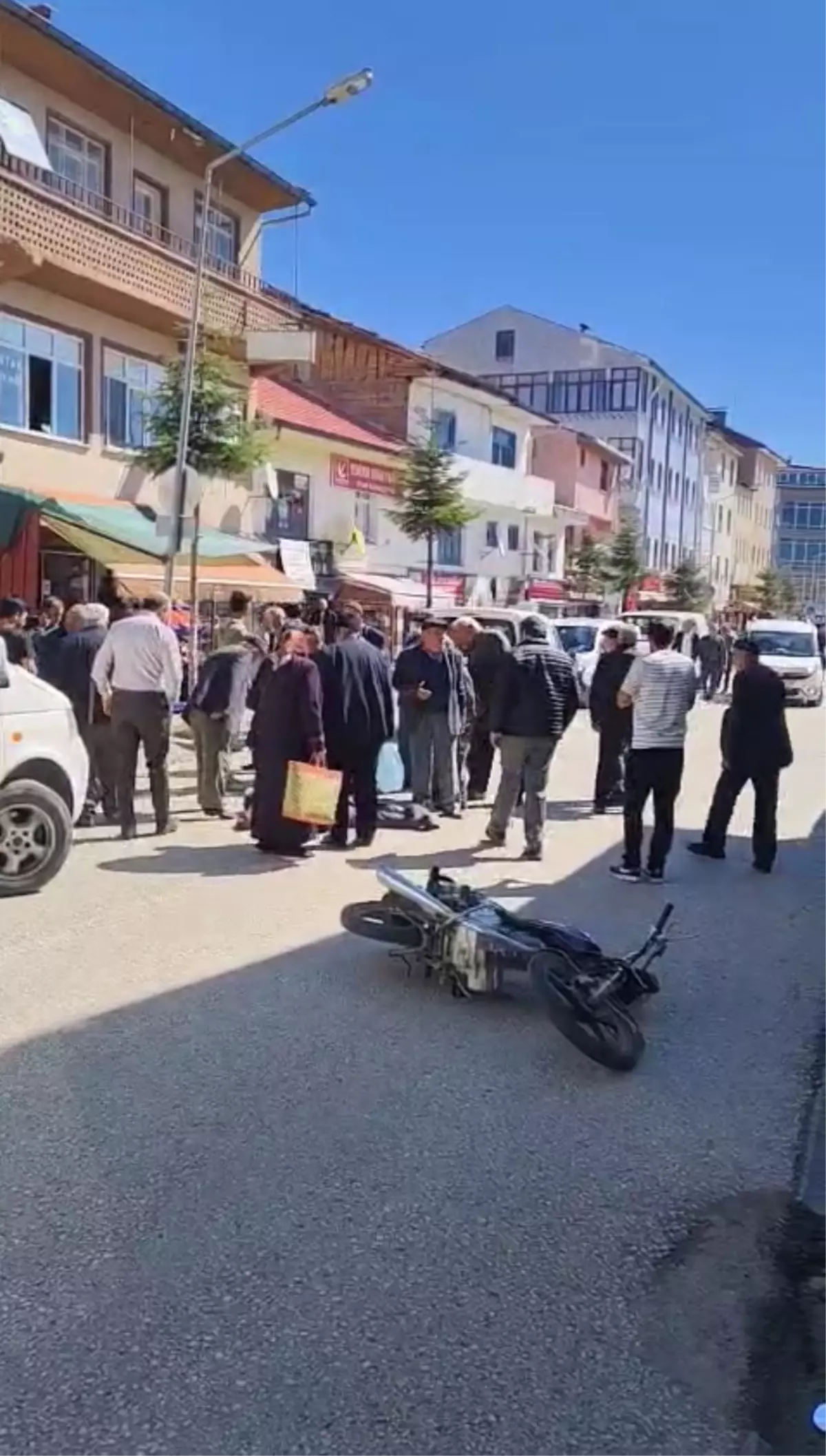 Karabük'te Motosiklet Kazası: Yaya ve Sürücü Yaralandı