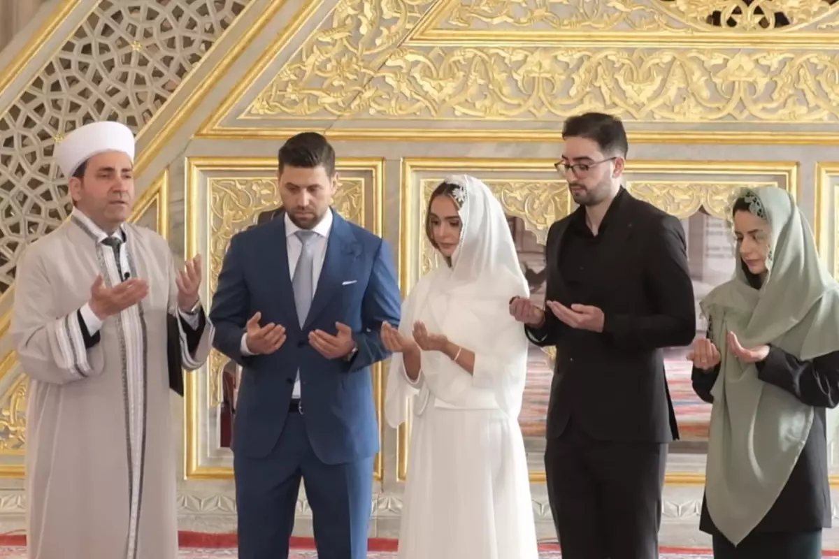 Sultanahmet'te çifte mutluluk! Müslüman oldu, imam nikâhıyla evlendi