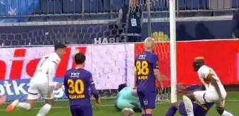 Osimhen'in Caner Erkin'i hareketsiz bıraktığı an