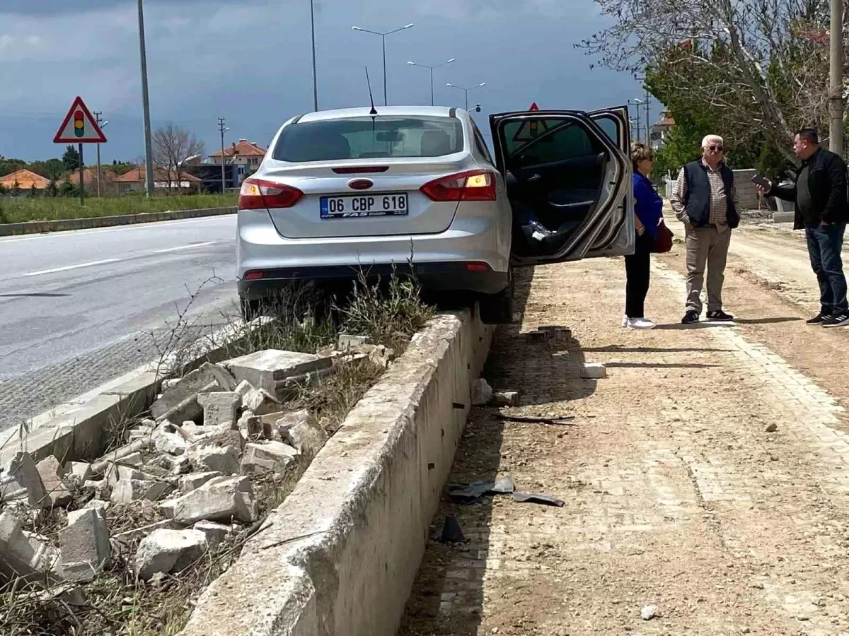 Denizli'de Otomobil Kazası: Maddi Hasar, Yaralı Yok