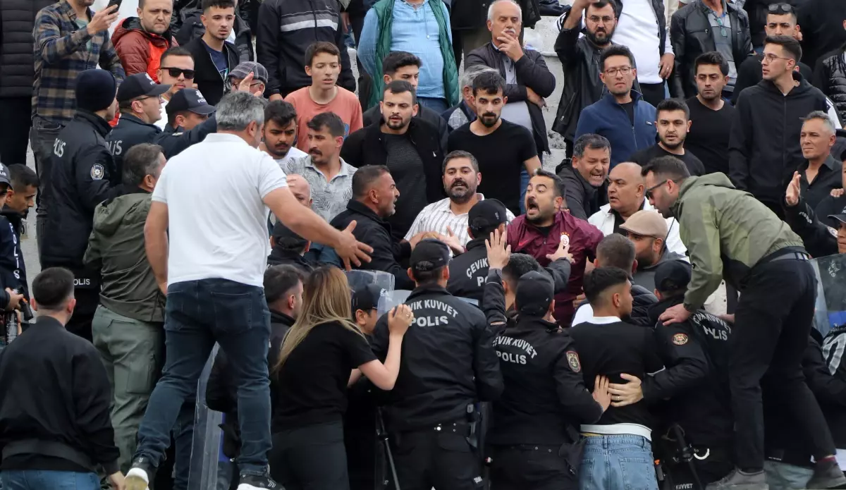 Şampiyonluk maçında tekmeler yumruklar havada uçuştu! 9 kırmızı 16 sarı kart çıktı