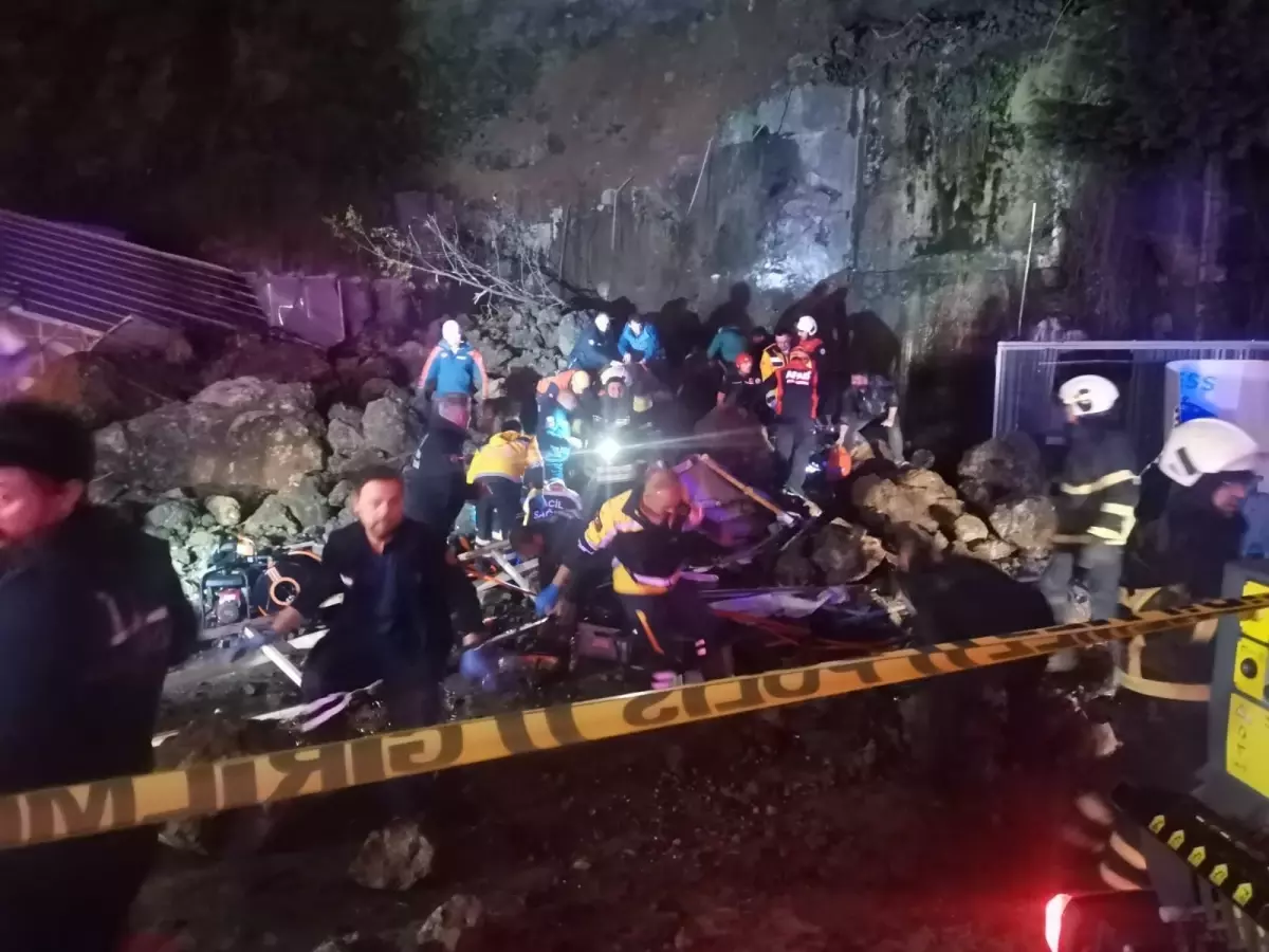 Samsun'da Heyelan: Bir Aile Aracında Sıkıştı