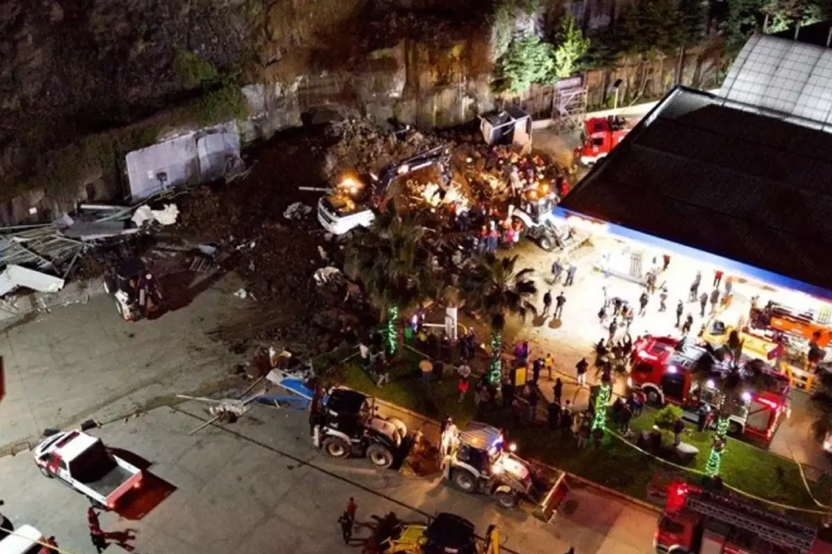 Samsun'da heyelan! Dağdan kopan kayalar aracın üstüne düştü, baba ve iki çocuk hayatını kaybetti