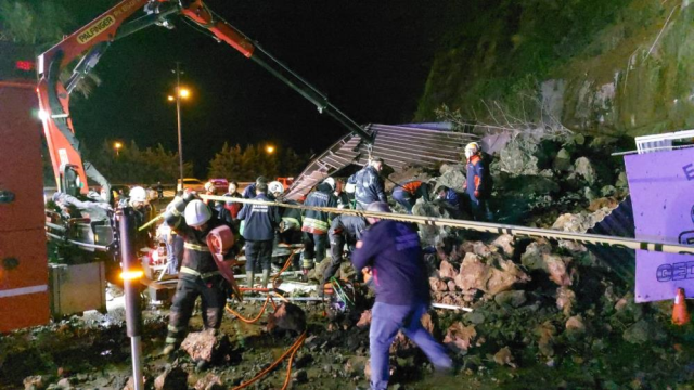 Landslide disaster in Samsun! Rocks that broke off from the mountain fell on a vehicle, there are people trapped!