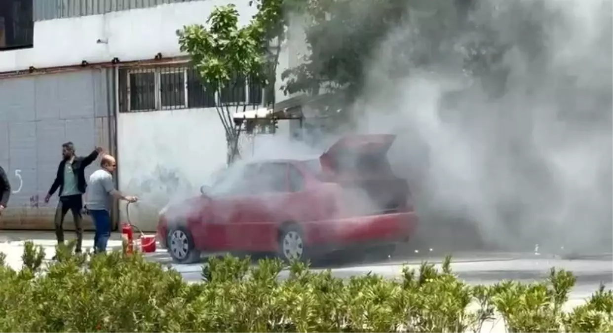 Denizli'de Seyir Halindeki Otomobil Yandı