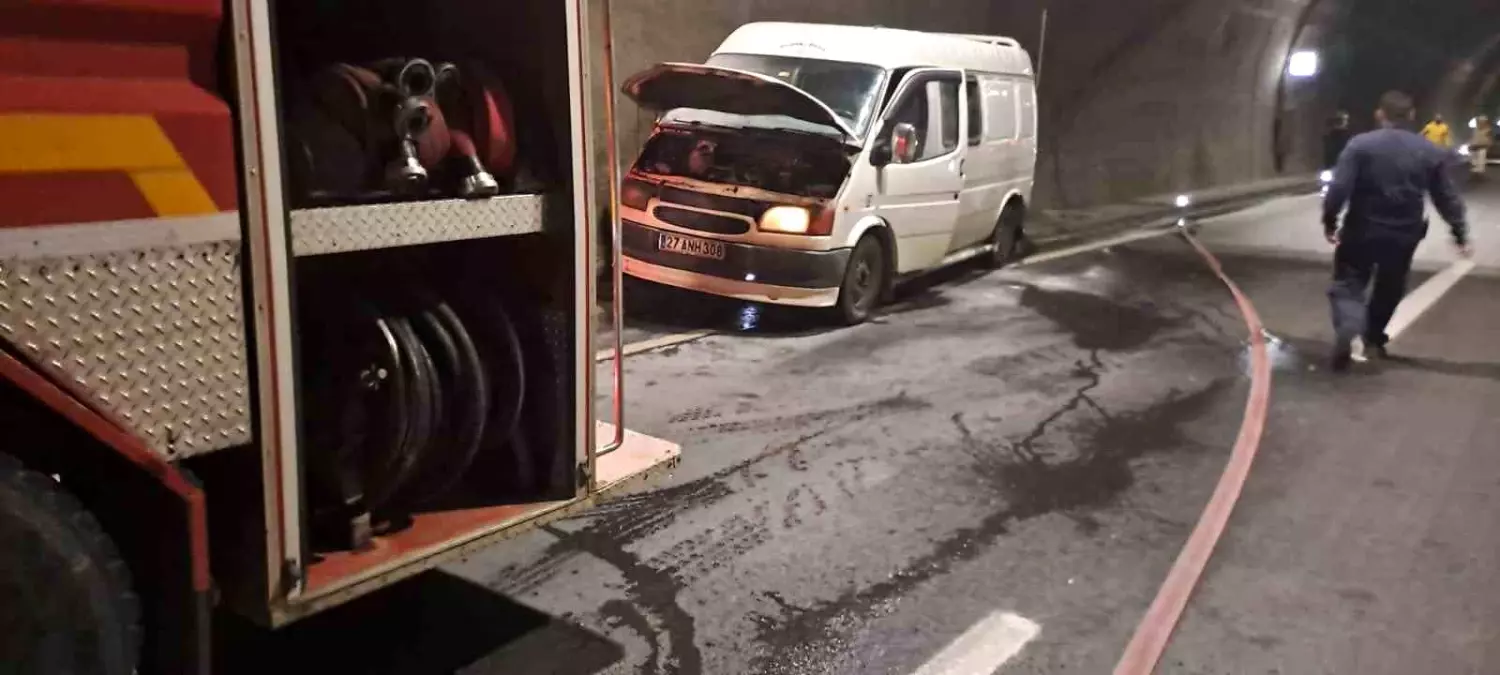 Malatya'da Tünelde Minibüs Yangını: Paniğe Neden Oldu