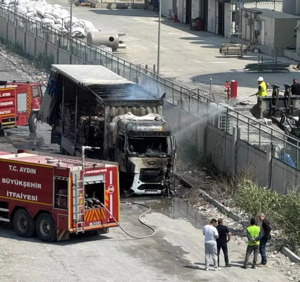 Söke'de Kağıt Fabrikası'na Giden Tırda Yangın Çıktı