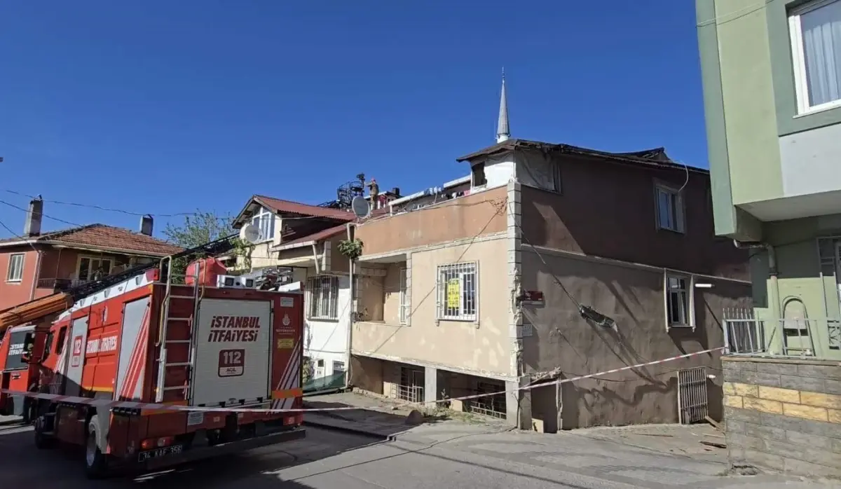 Üsküdar'da Şiddetli Rüzgar Çatıyı Uçurdu