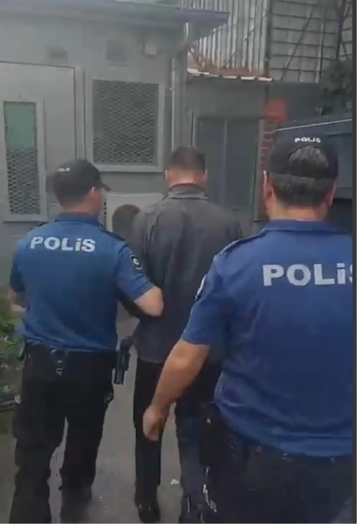 İzmir'de Kaçan Şüpheli Yakalandı, 30 Yıl Hapis Cezası Bulundu