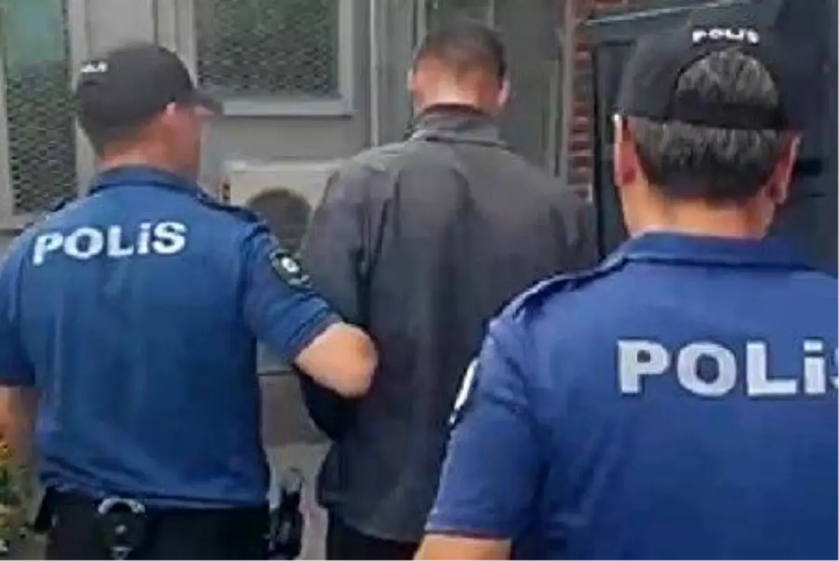 İzmir'de Hırsızlıkla Aranan Şüpheli Kovalamacada Yakalandı