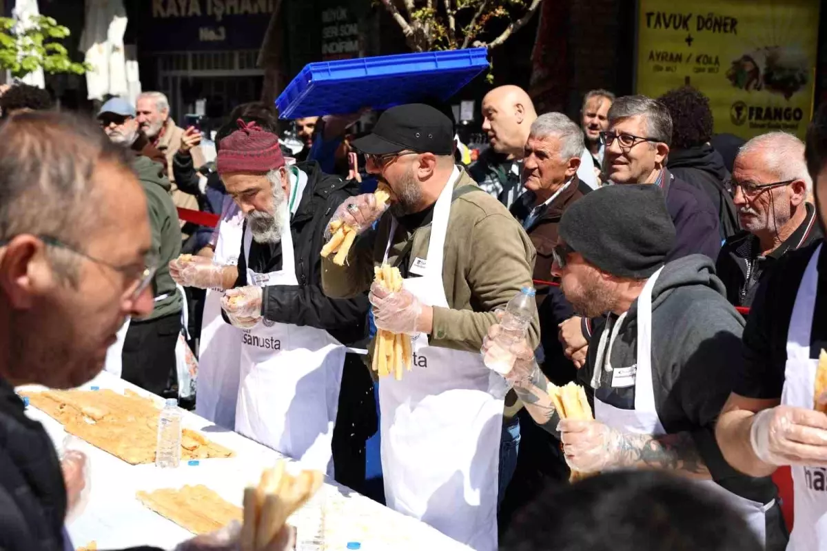 Üsküdar'da Geleneksel Börek Yeme Yarışması Düzenlendi