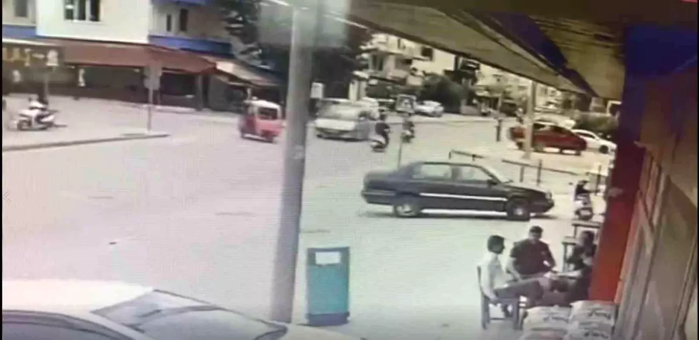 Gazipaşa'da Trafik Kazası: Elektrikli Motosiklet ile Hafif Ticari Araç Çarpıştı