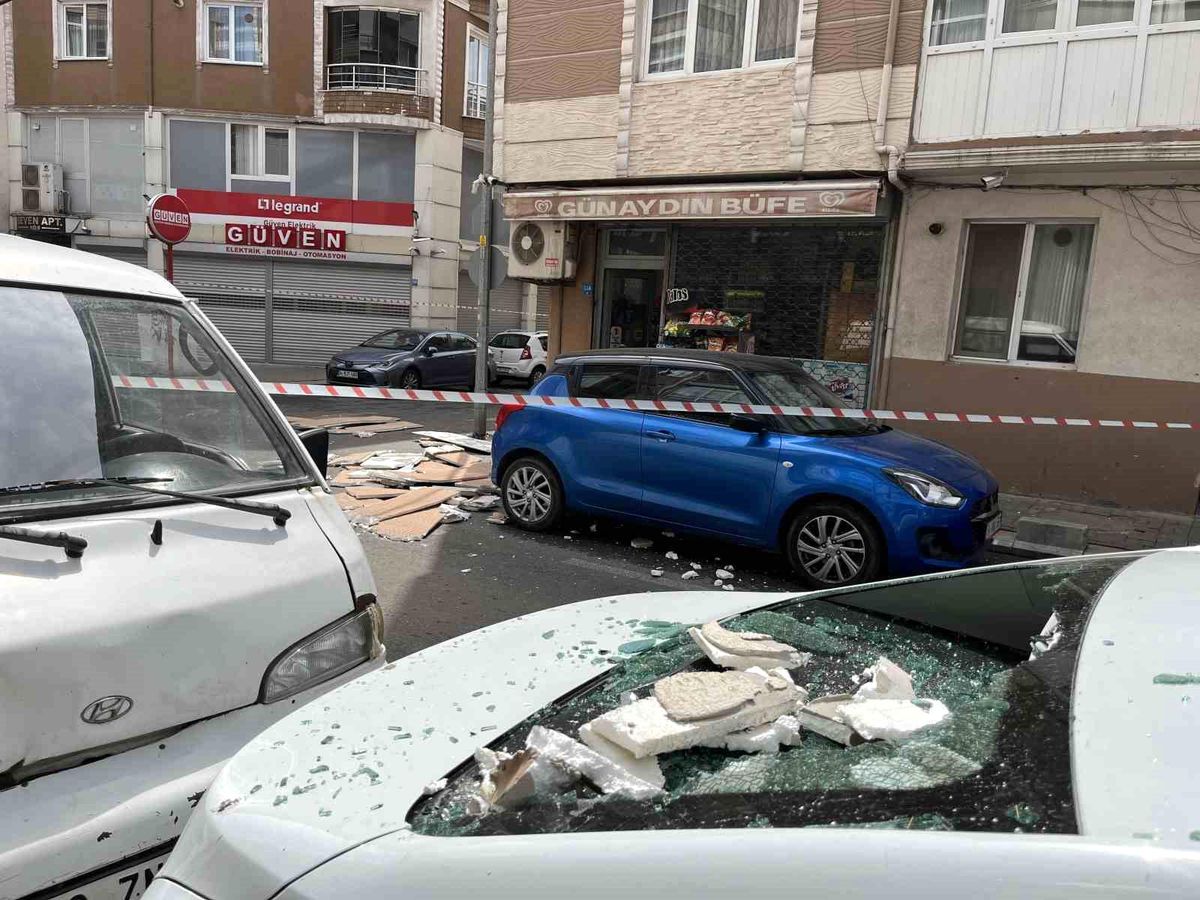 Tekirdağ'da Apartmanın Dış Cephe Kaplaması Düştü