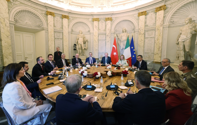 Cumhurbaşkanı Erdoğan İtalya'da Başbakan Meloni ile görüştü Cumhurbaşkanı Erdoğan İtalya'da Başbakan Meloni ile görüştü