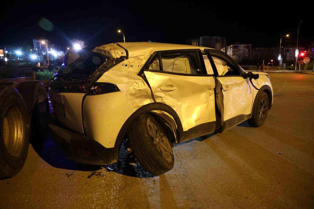 Elazığ'da Tır ile Otomobil Çarpıştı: 4 Yaralı
